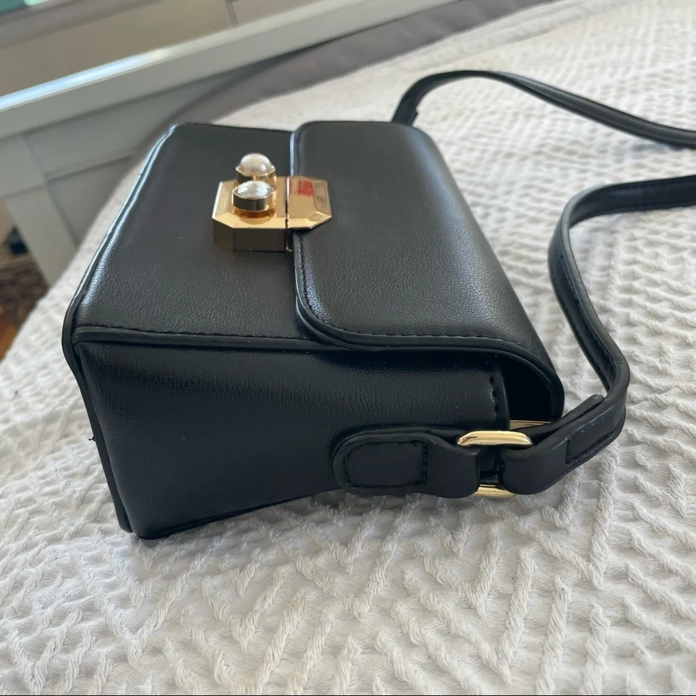 Chic Leather Purse - Picture 4 of 10